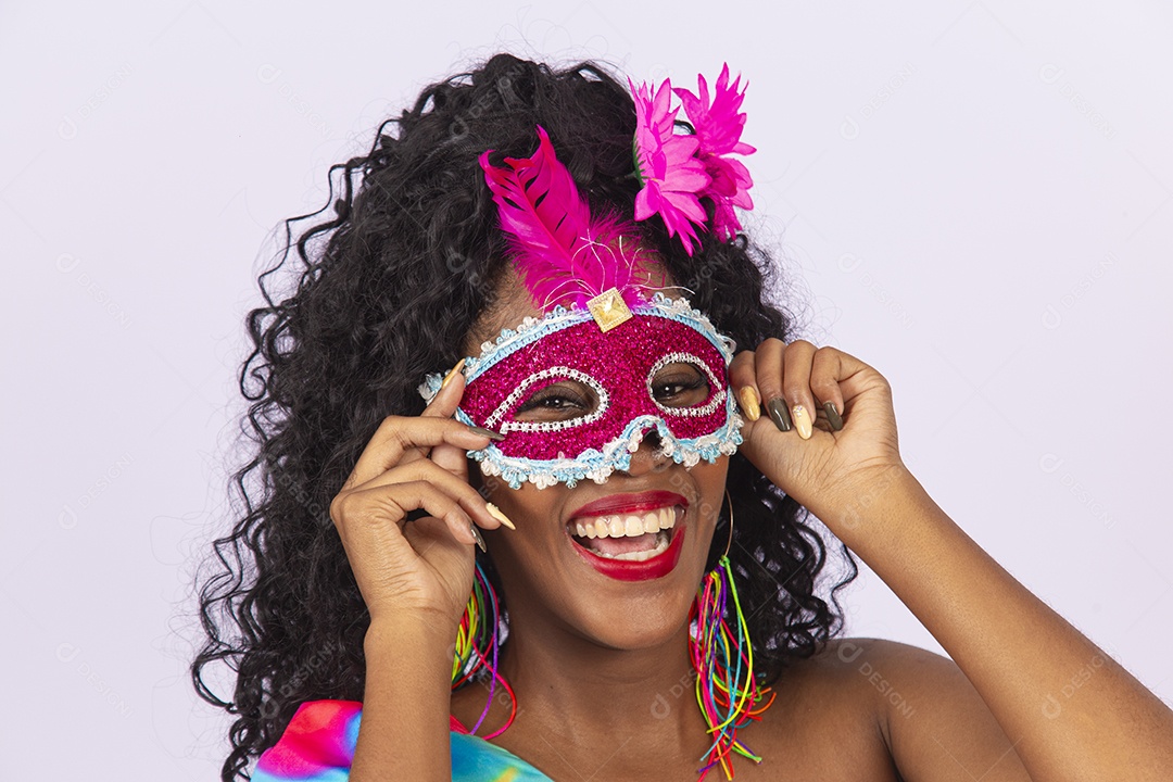 Linda mulher cabelo cacheado usando máscara fantasia de carnaval.