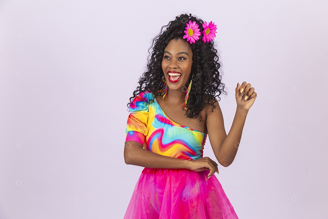 Linda mulher cabelo cacheado vestida com fantasia de carnaval.