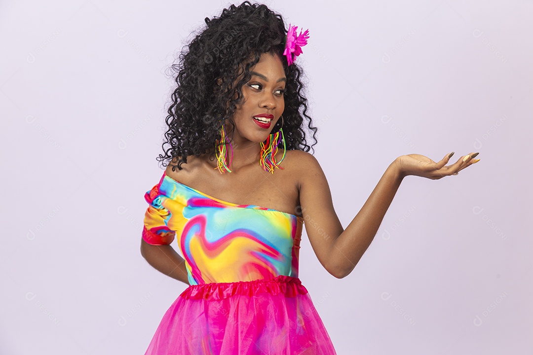 Linda mulher cabelo cacheado vestida com fantasia de carnaval estilo frevo.