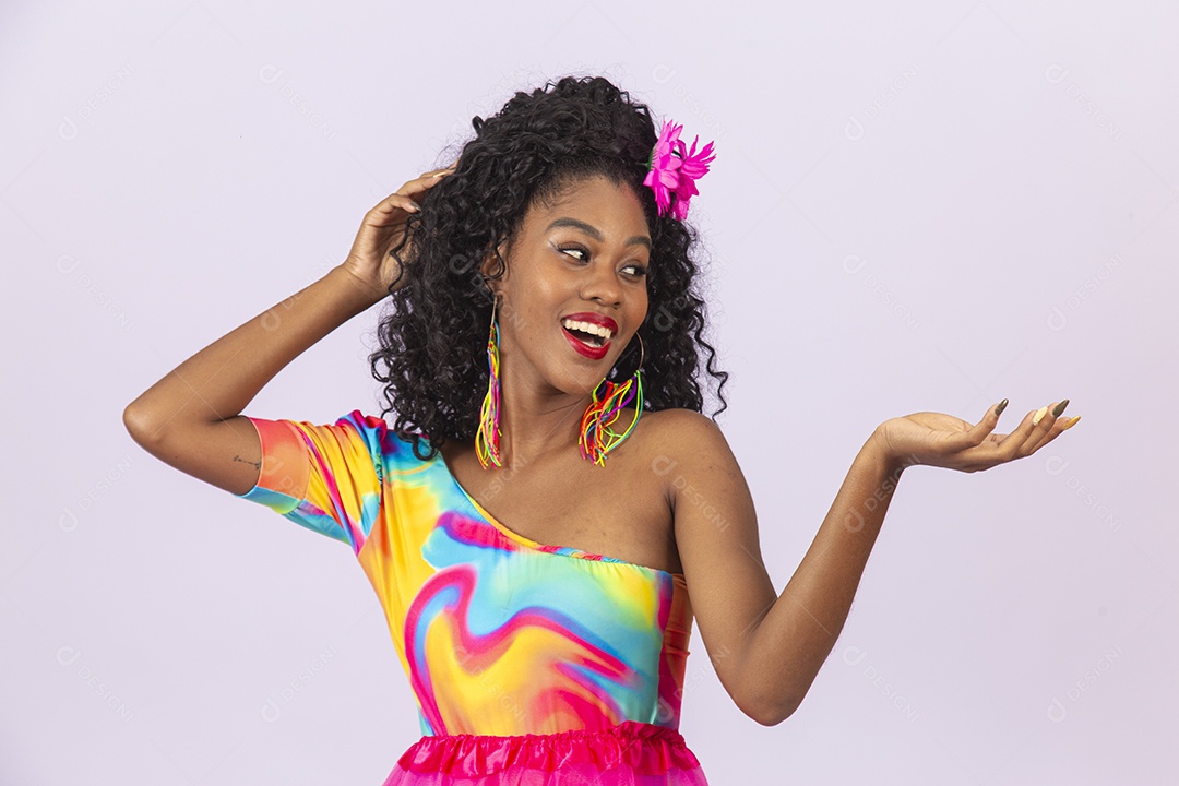 Linda mulher cabelo cacheado vestida com fantasia de carnaval.