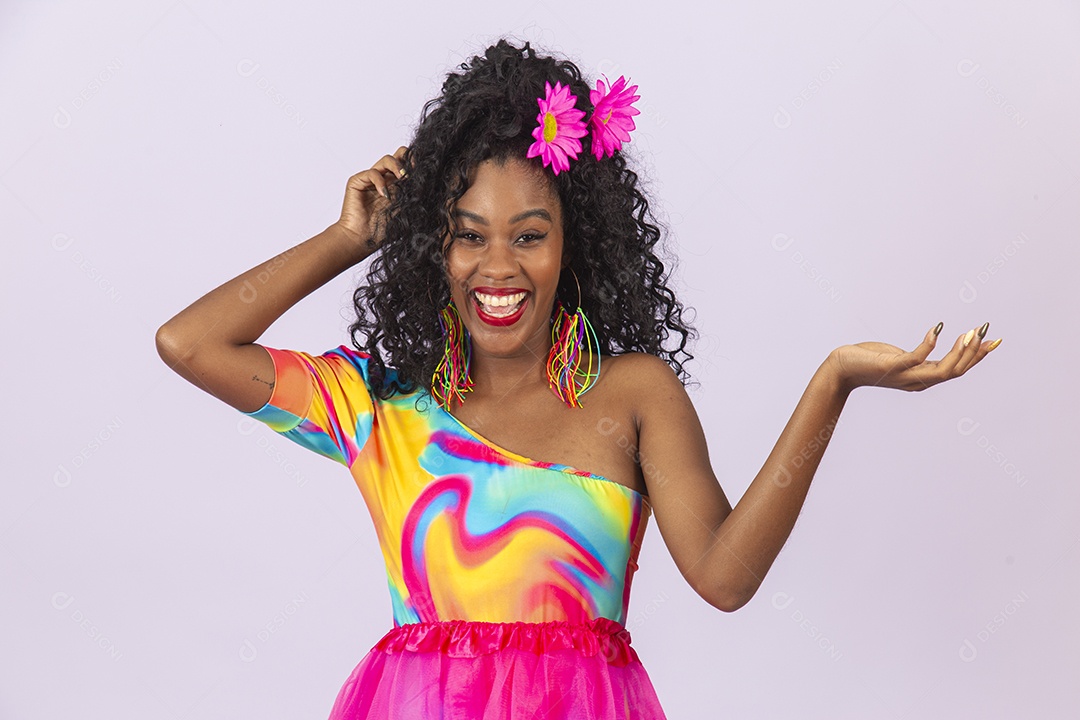 Linda mulher cabelo cacheado vestida com fantasia de carnaval.