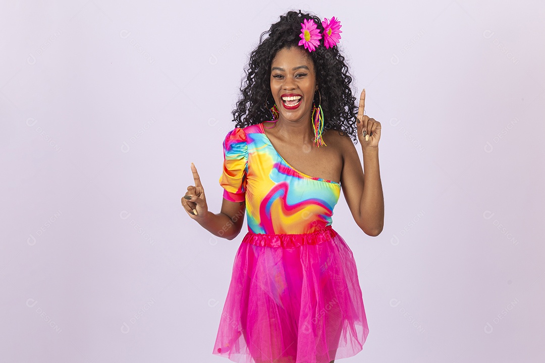 Linda mulher cabelo cacheado vestida com fantasia de carnaval.