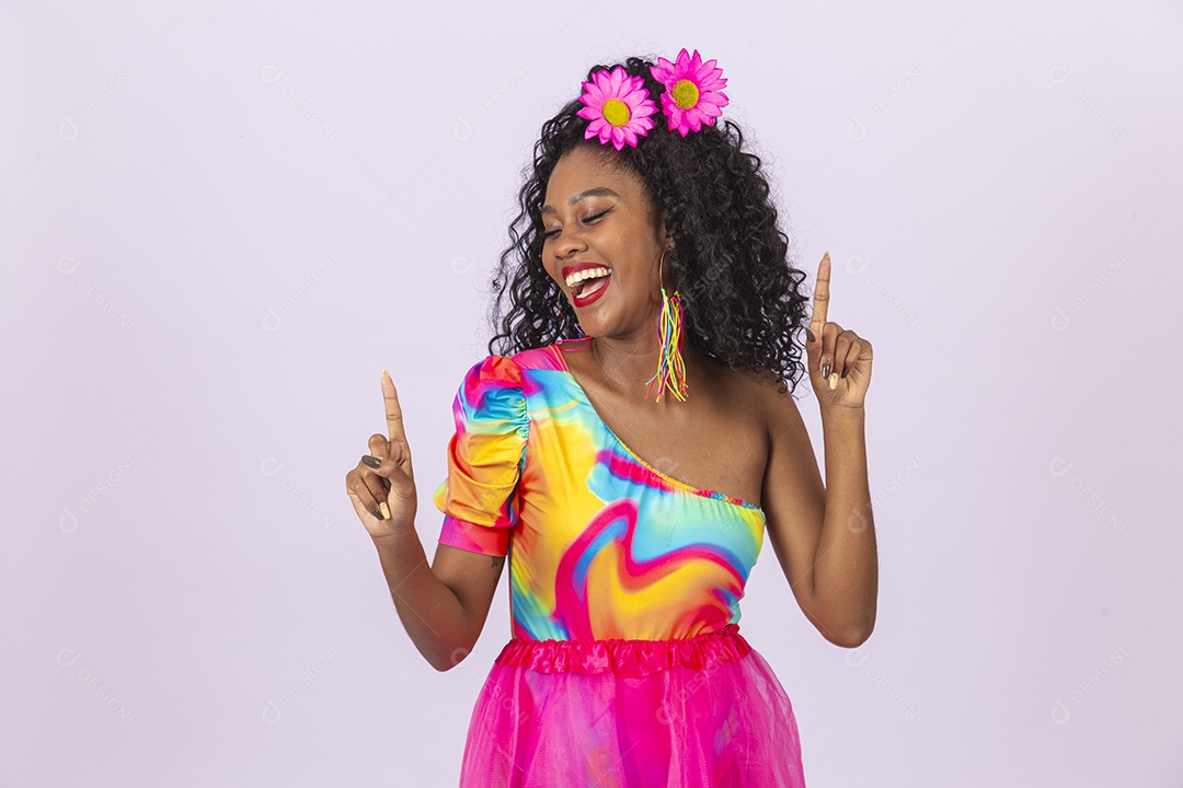 Linda mulher cabelo cacheado vestida com fantasia de carnaval.