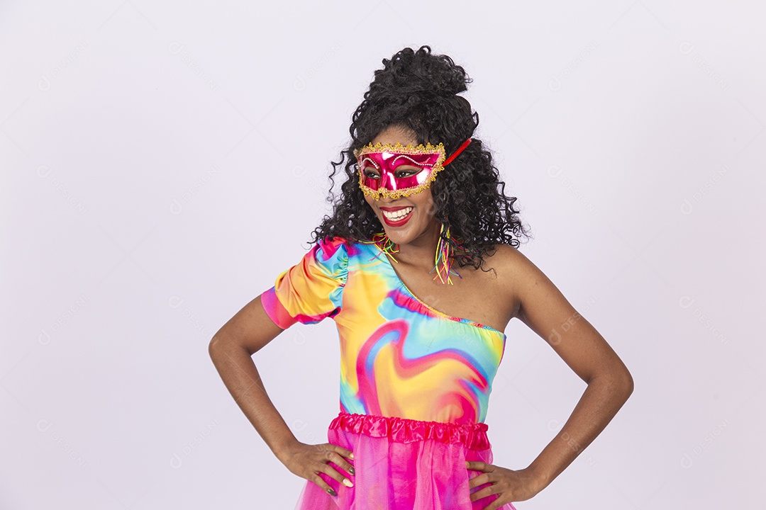 Linda mulher cabelo cacheado usando máscara fantasia de carnaval.