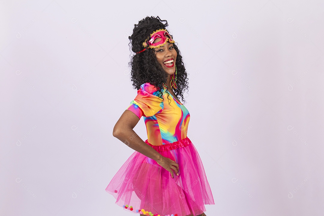 Linda mulher cabelo cacheado usando máscara fantasia de carnaval.