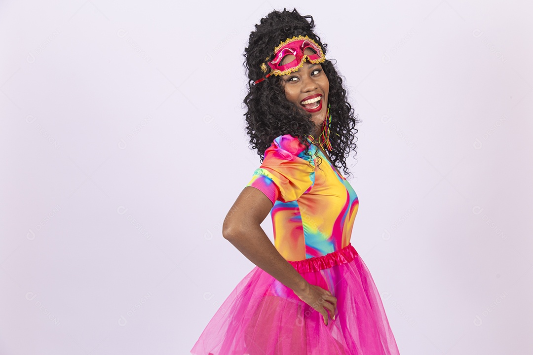 Linda mulher cabelo cacheado usando máscara fantasia de carnaval.
