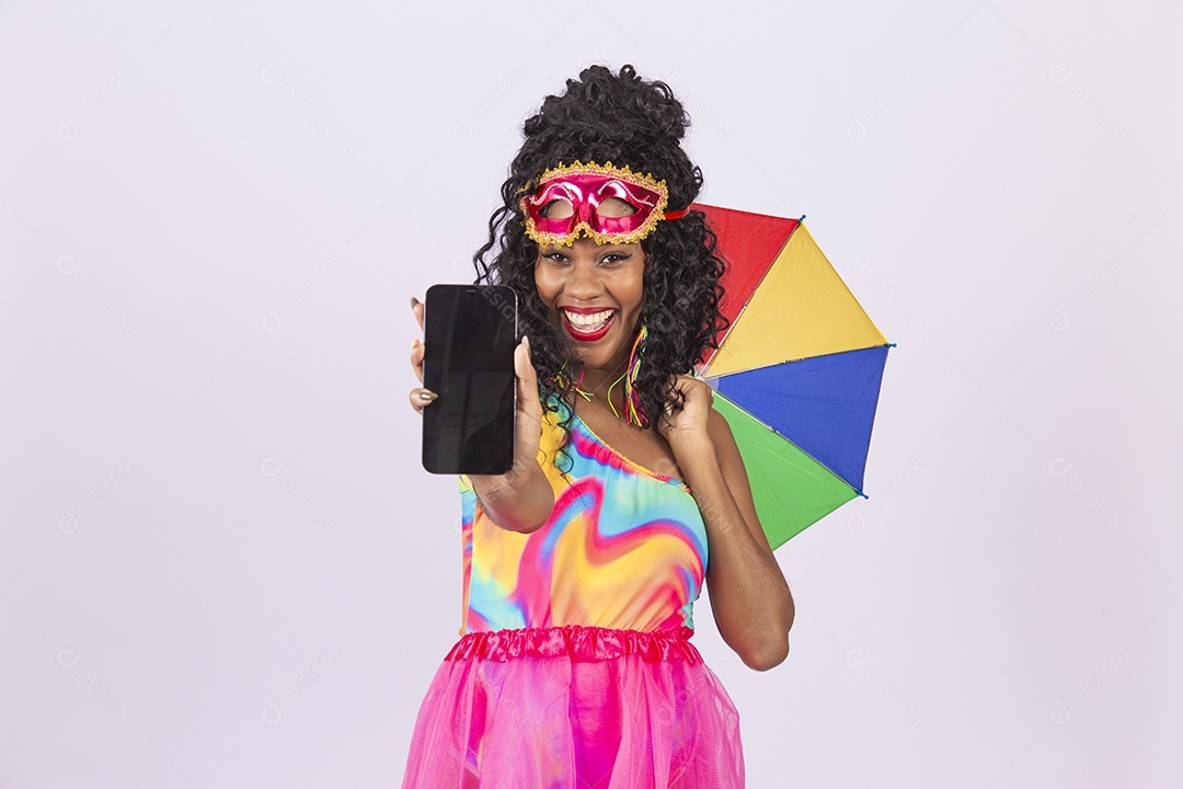 Linda mulher negra vestida com fantasia de carnaval estilo frevo.