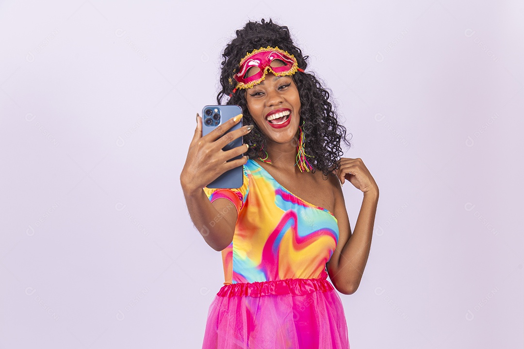 Linda mulher cabelo cacheado vestida com fantasia de carnaval tirando uma selfie.