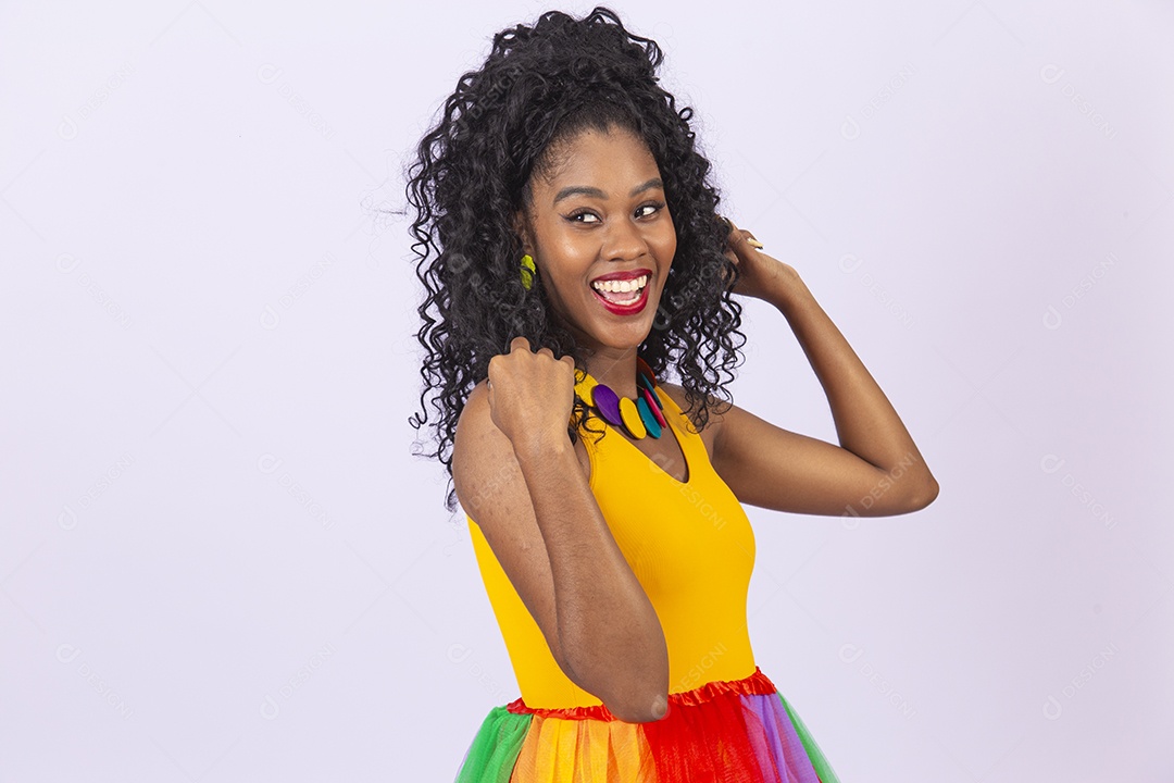 Linda mulher cabelo cacheado vestida com fantasia de carnaval.