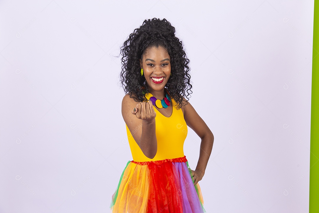 Linda mulher cabelo cacheado vestida com fantasia de carnaval.