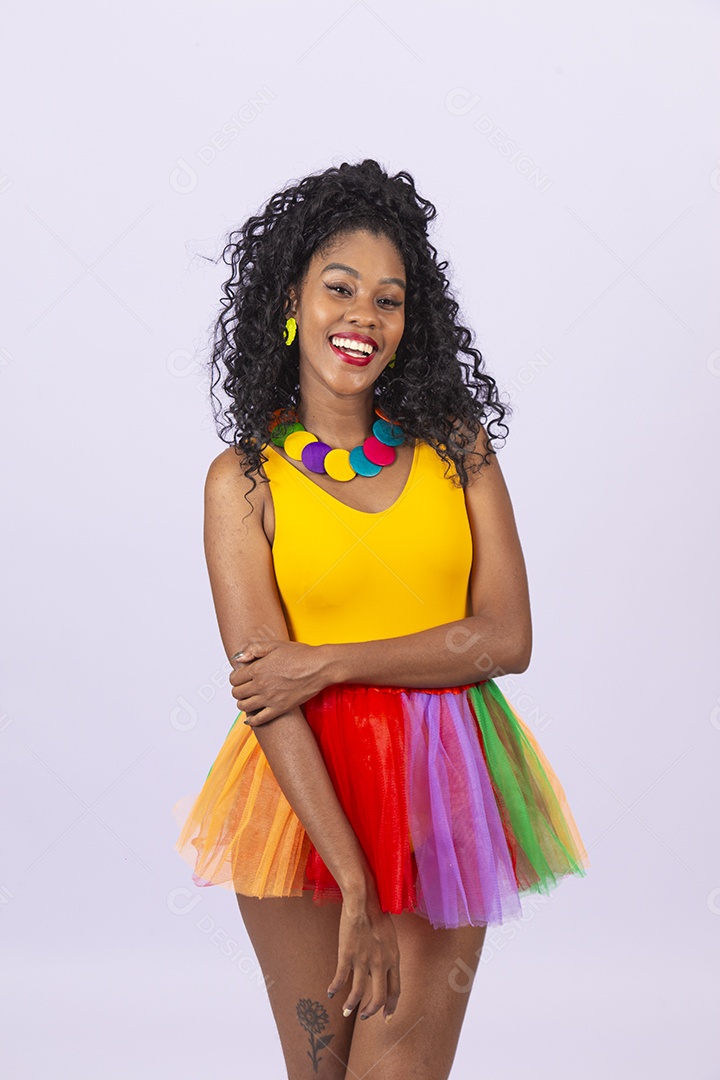 Linda mulher cabelo cacheado vestida com fantasia de carnaval.