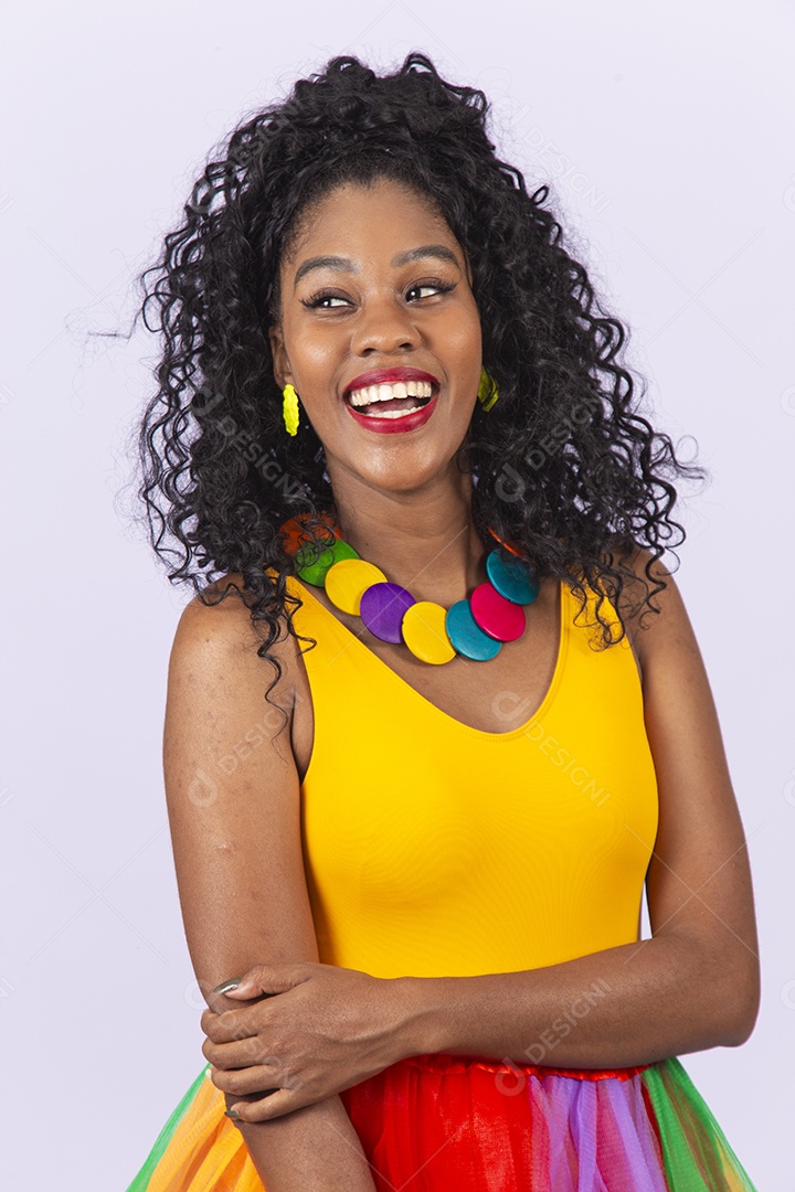 Linda mulher cabelo cacheado vestida com fantasia de carnaval.