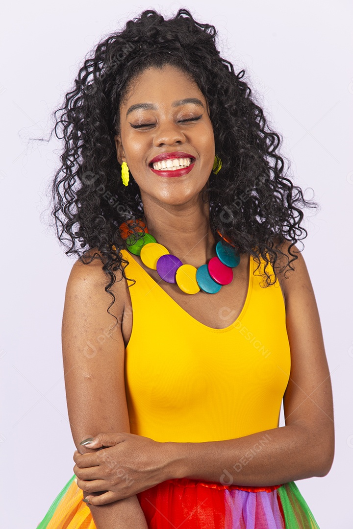 Linda mulher cabelo cacheado vestida com fantasia de carnaval.