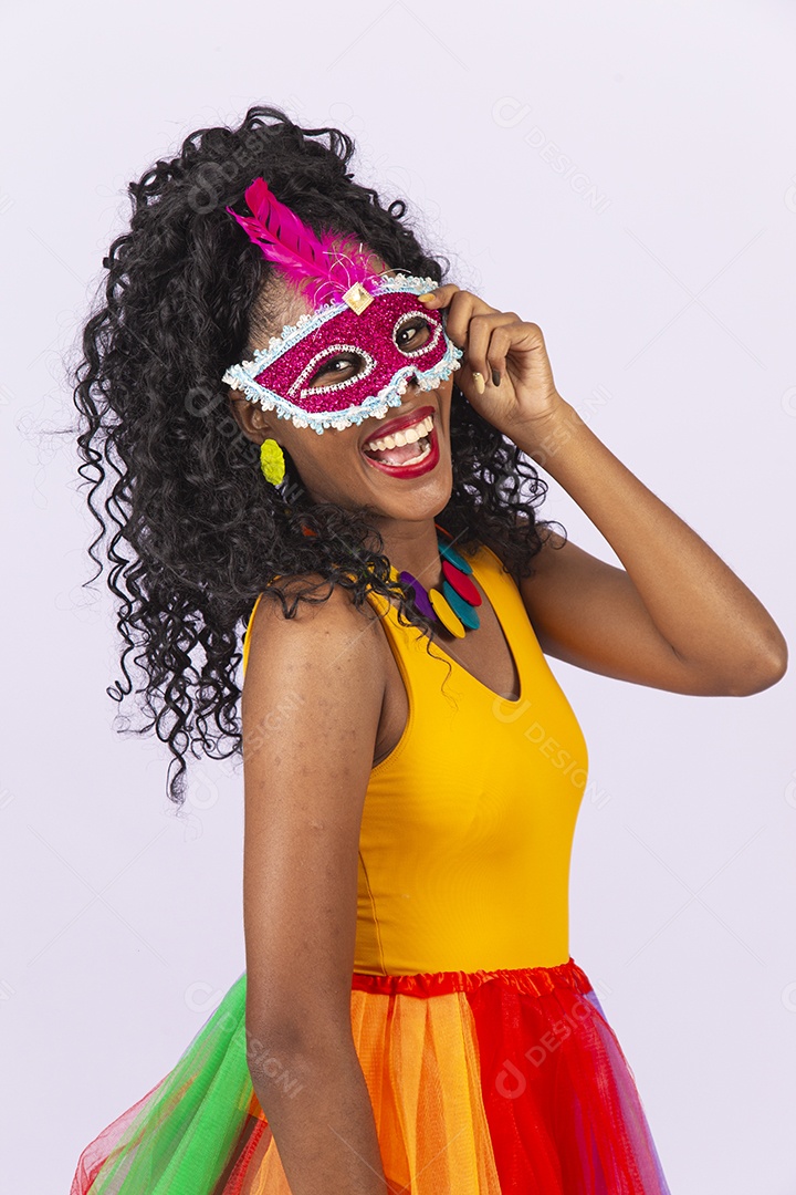 Linda mulher cabelo cacheado vestida com fantasia de carnaval.