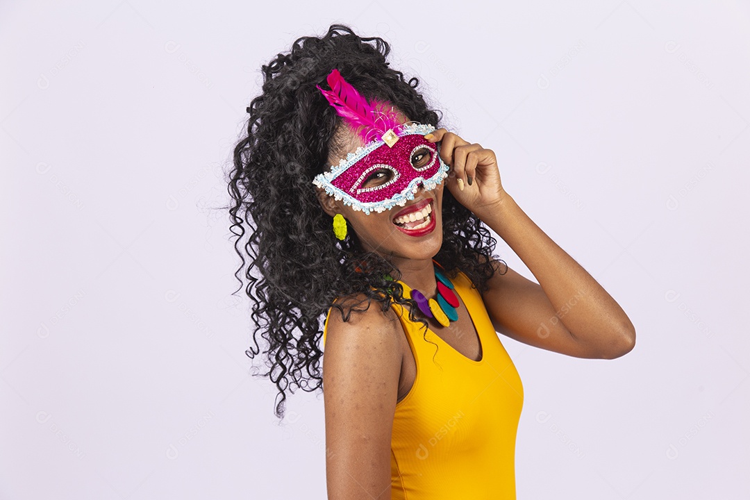 Linda mulher cabelo cacheado vestida com fantasia de carnaval.