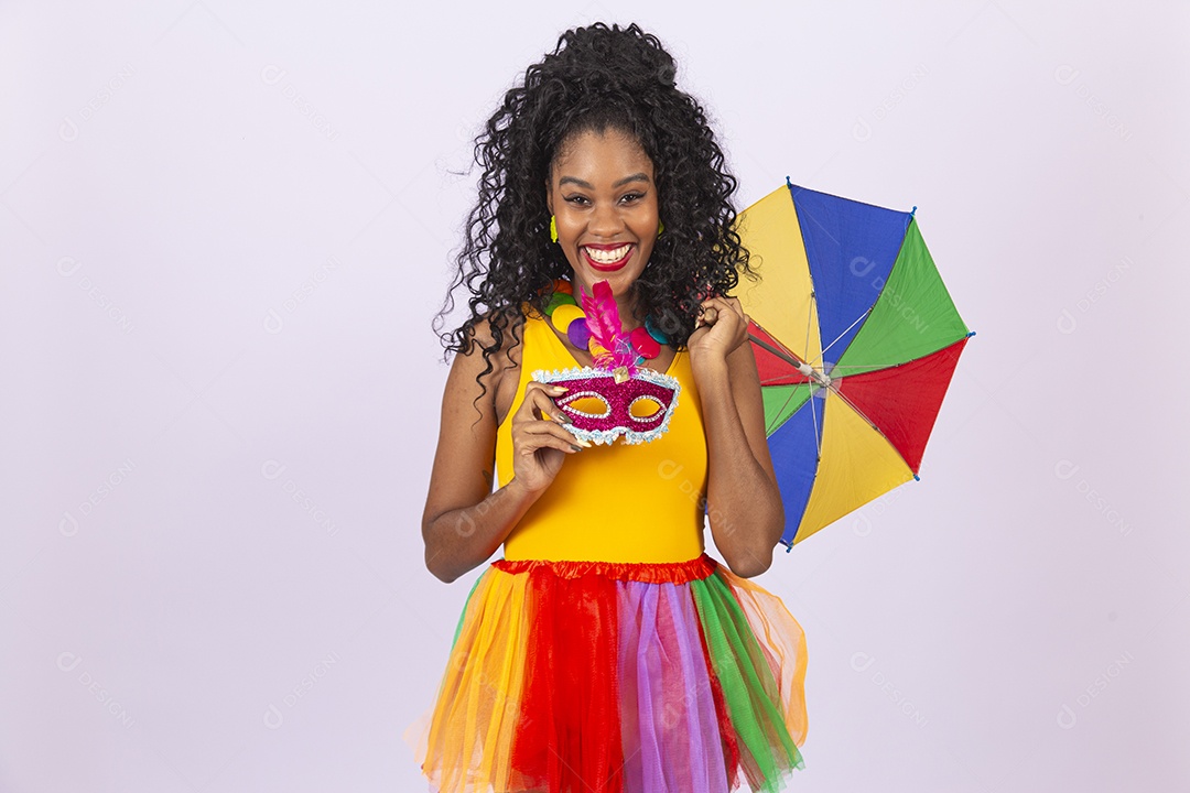 Linda mulher cabelo cacheado vestida com fantasia de carnaval tirando uma selfie.