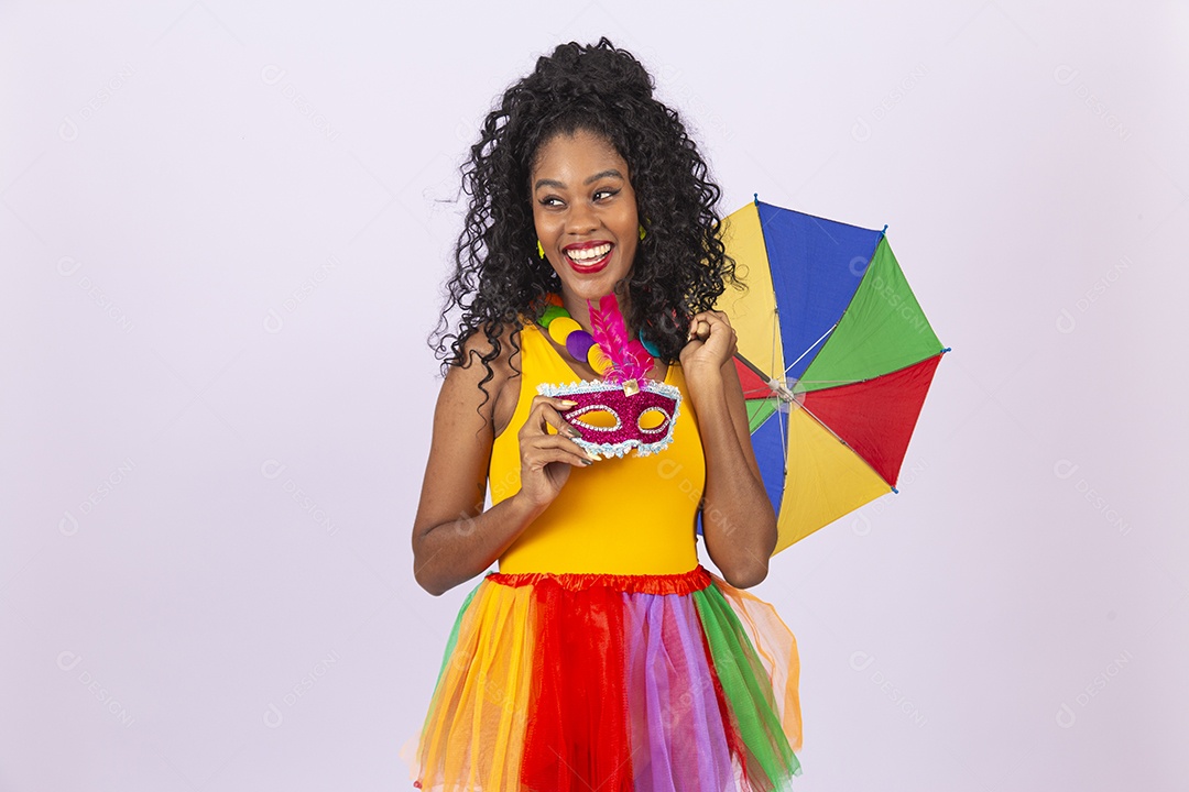 Linda mulher cabelo cacheado vestida com fantasia de carnaval tirando uma selfie.