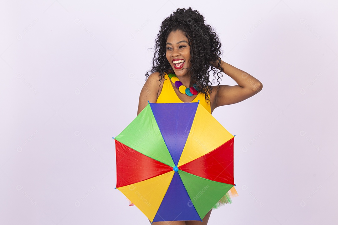 Linda mulher cabelo cacheado vestida com fantasia de carnaval estilo frevo.