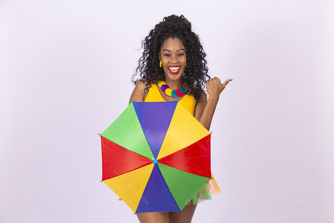 Linda mulher cabelo cacheado vestida com fantasia de carnaval estilo frevo.