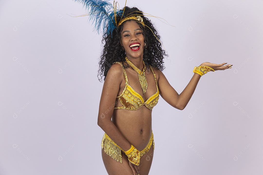 Mulher bonita vestida com roupa e acessorio para o carnaval.