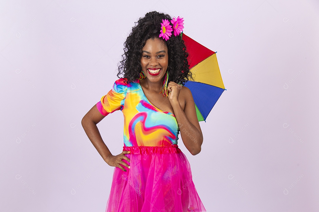 Linda mulher cabelo cacheado vestida com fantasia de carnaval estilo frevo.