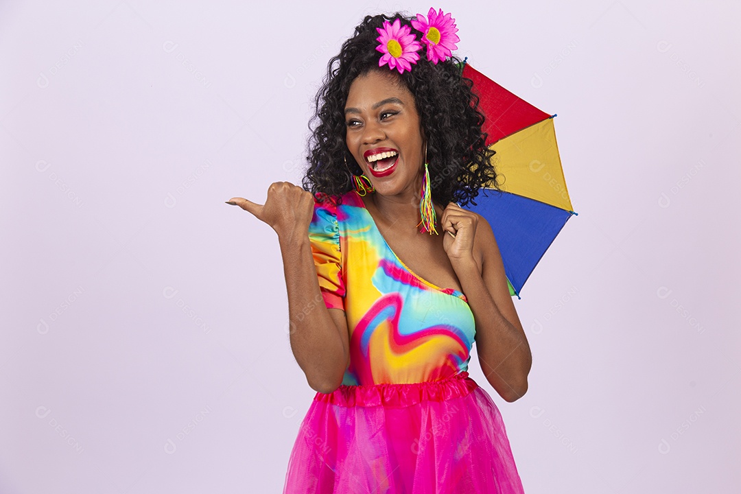 Linda mulher cabelo cacheado vestida com fantasia de carnaval estilo frevo.