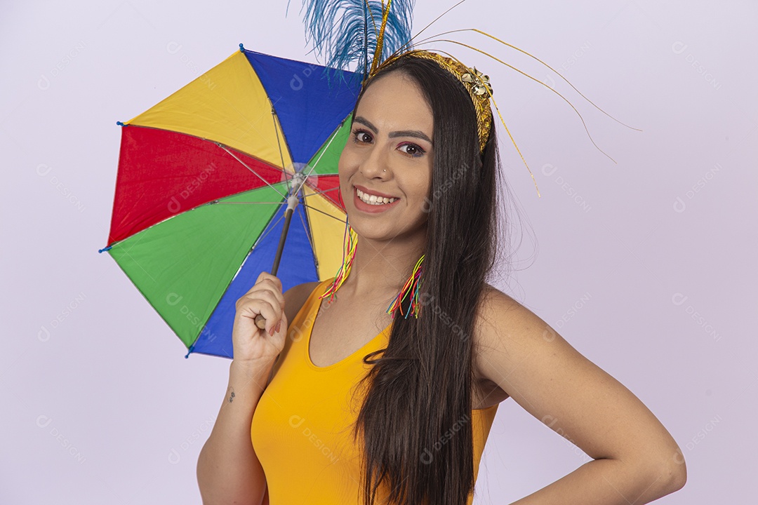 Linda mulher vestida com fantasia de carnaval estilo frevo.