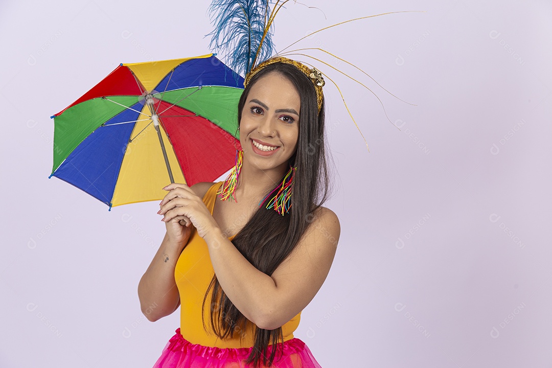 Linda mulher vestida com fantasia de carnaval estilo frevo.