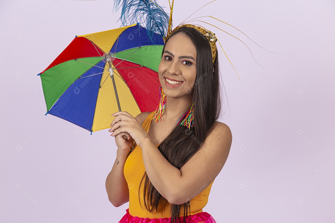 Linda mulher vestida com fantasia de carnaval estilo frevo.