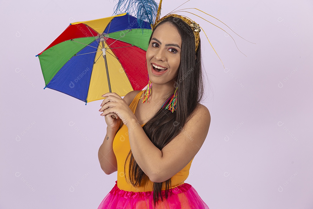 Linda mulher vestida com fantasia de carnaval estilo frevo.