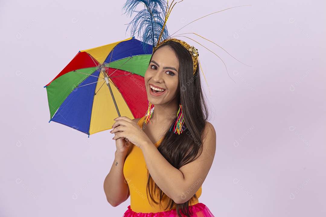 Linda mulher vestida com fantasia de carnaval estilo frevo.