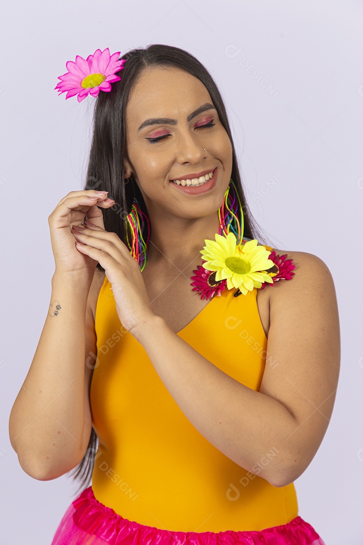 Mulher com uma linda flor no cabelo e olhos fechado.