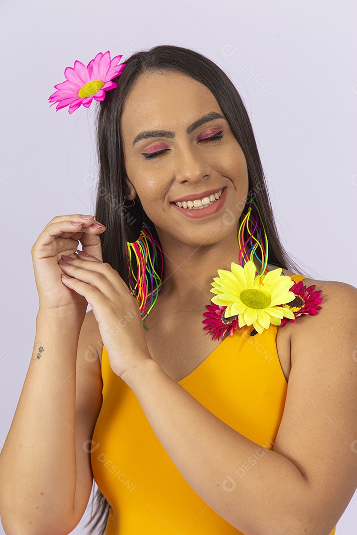 Mulher com uma linda flor no cabelo e olhos fechado.