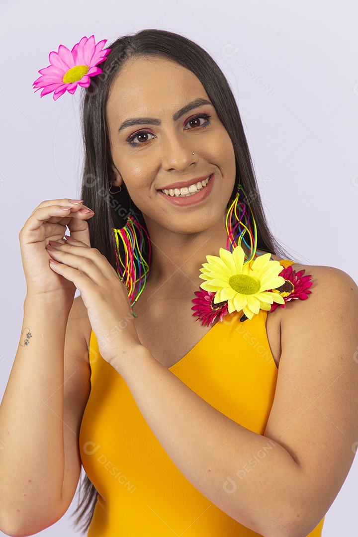 Mulher sorridente com uma linda flor no cabelo.