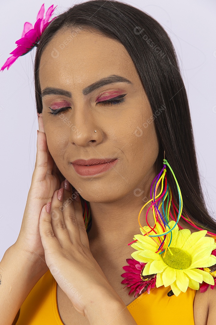 Mulher com uma linda flor no cabelo e olhos fechado.