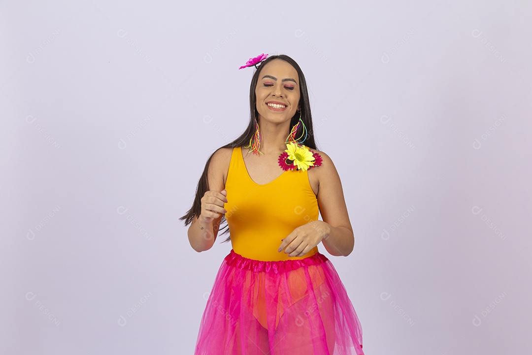 Mulher sorridente com uma linda flor no cabelo.