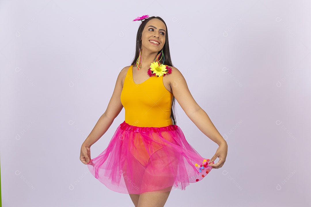 Linda mulher vestida com fantasia de carnaval.