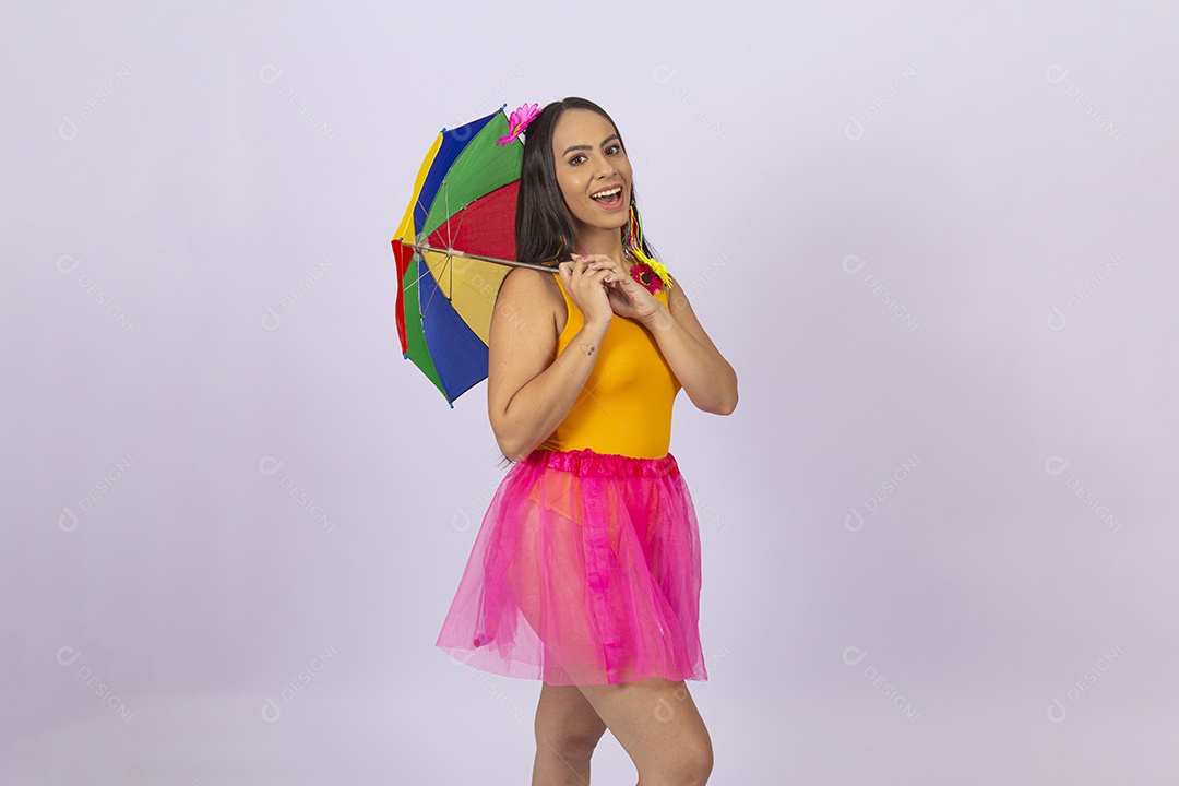 Linda mulher vestida com fantasia de carnaval estilo frevo.