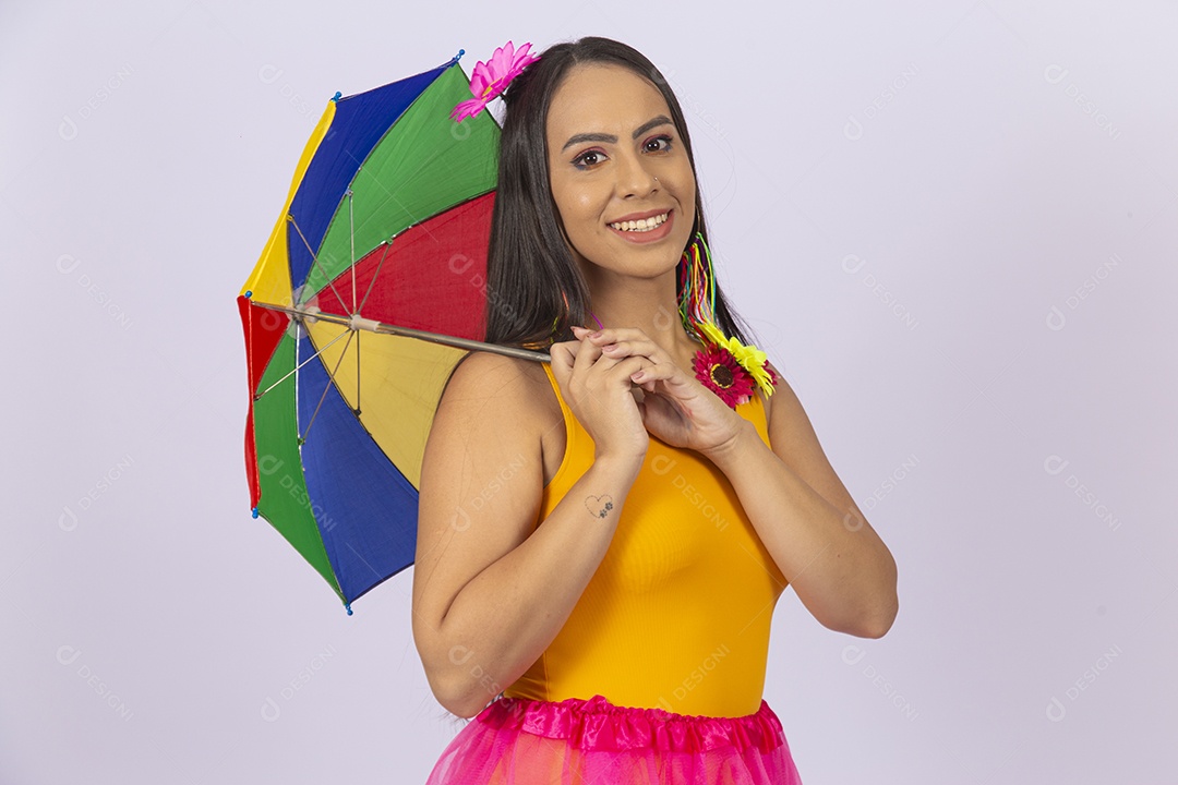 Linda mulher vestida com fantasia de carnaval estilo frevo.