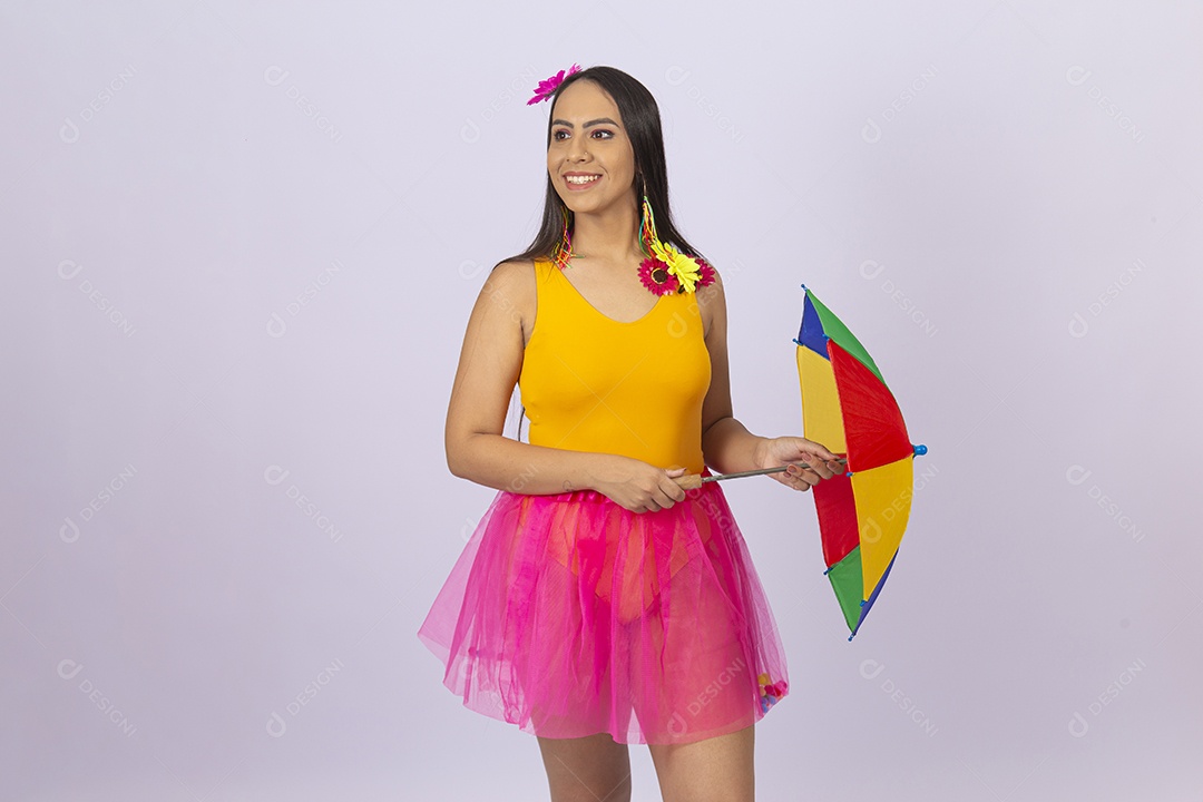 Linda mulher vestida com fantasia de carnaval estilo frevo.
