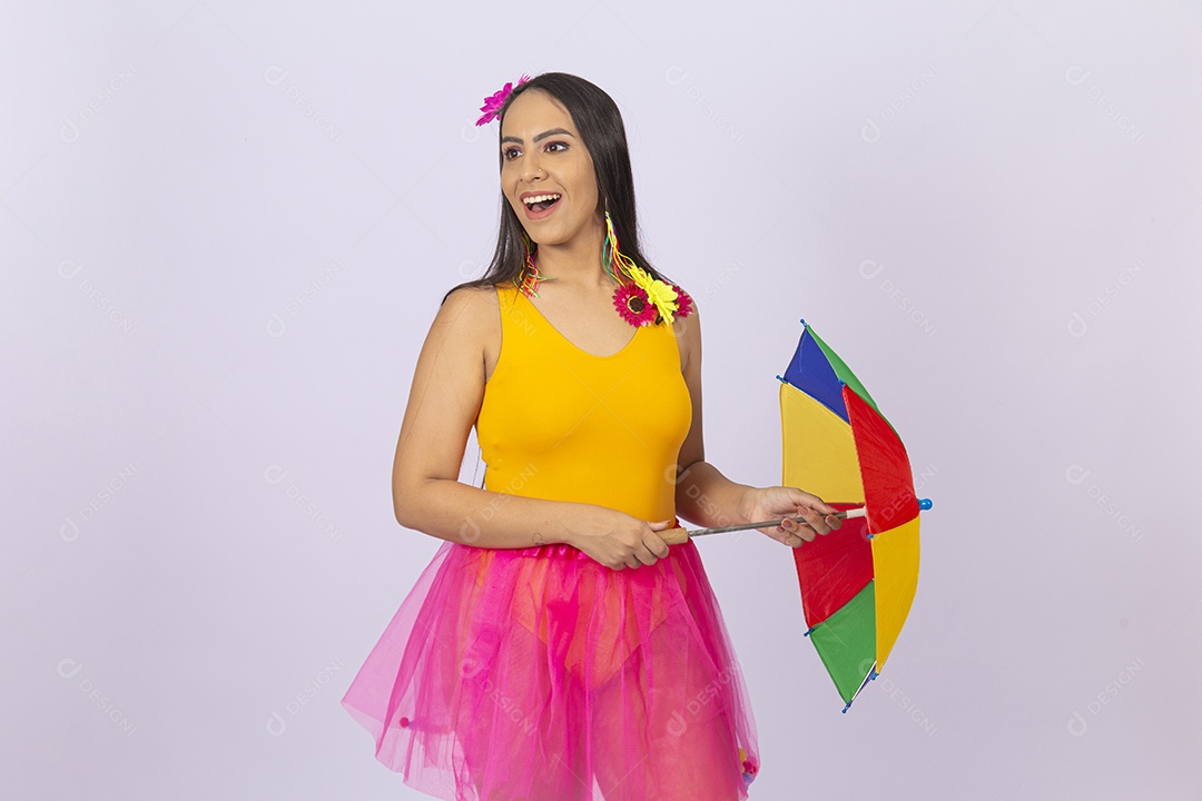 Linda mulher vestida com fantasia de carnaval estilo frevo.