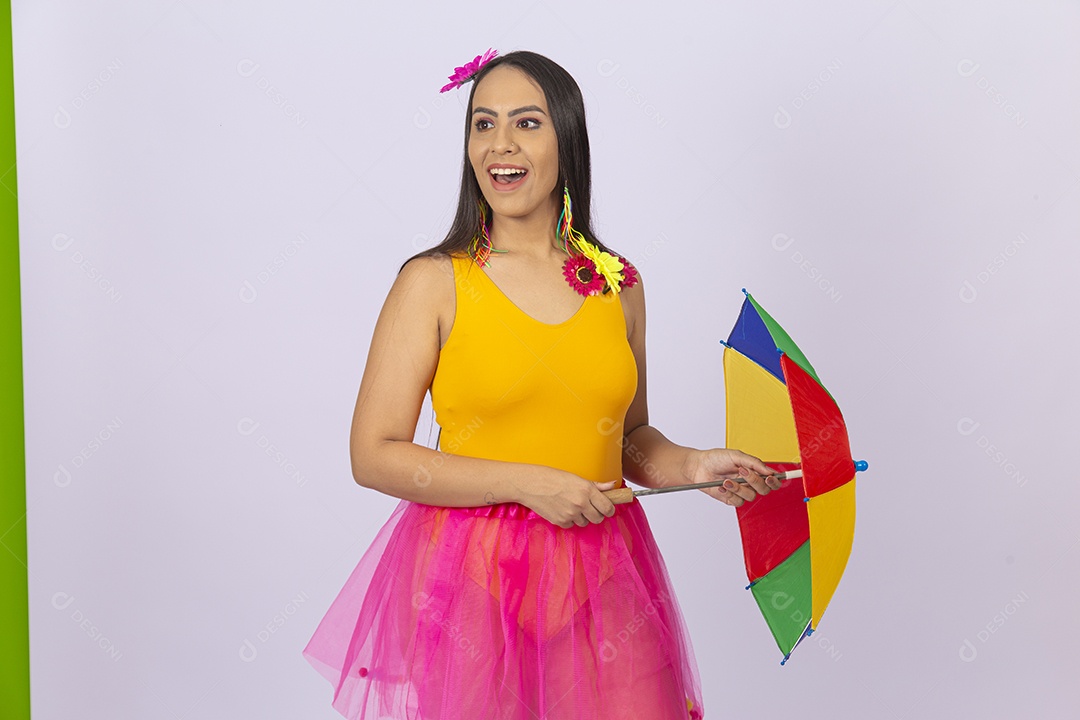 Linda mulher vestida com fantasia de carnaval estilo frevo.