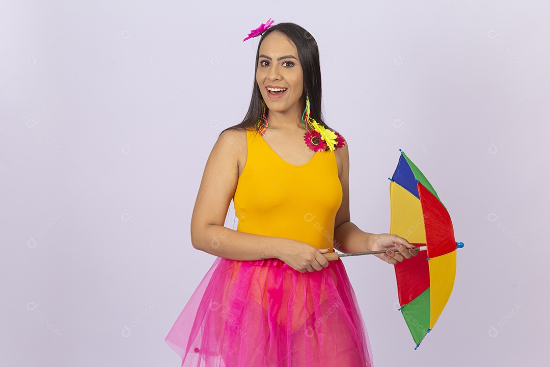 Linda mulher vestida com fantasia de carnaval estilo frevo.