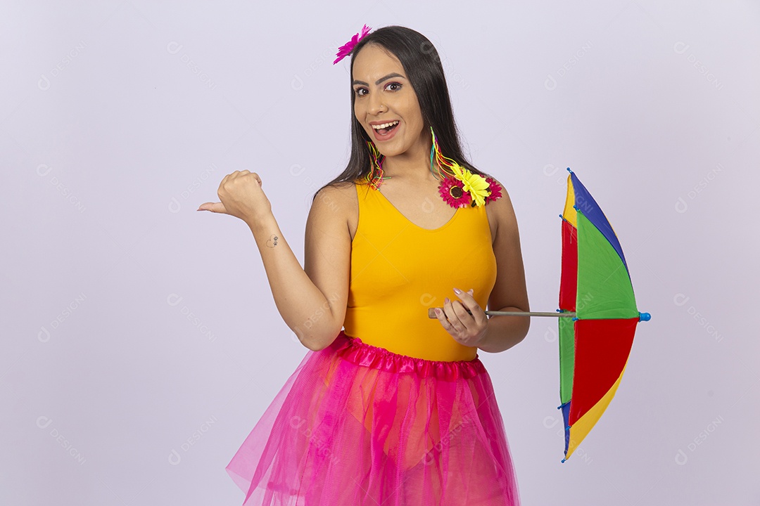 Linda mulher vestida com fantasia de carnaval estilo frevo.