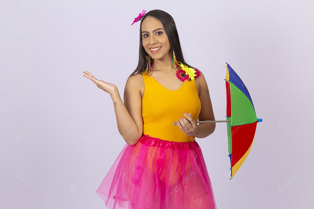Linda mulher vestida com fantasia de carnaval estilo frevo.