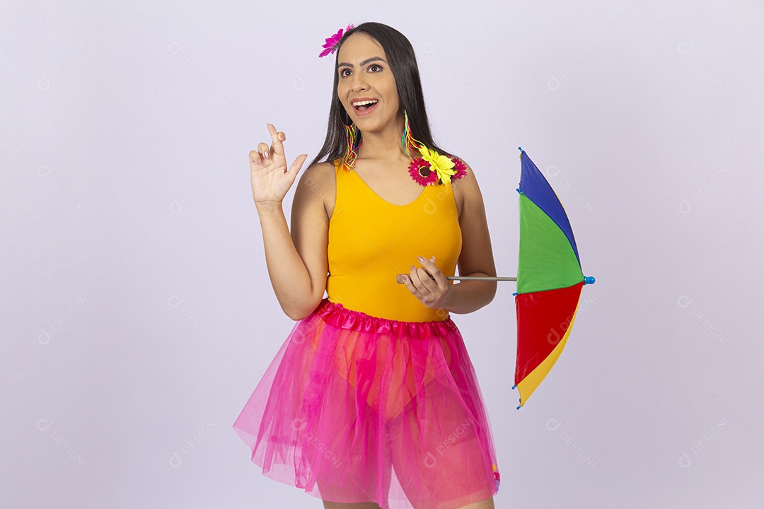 Linda mulher vestida com fantasia de carnaval estilo frevo.