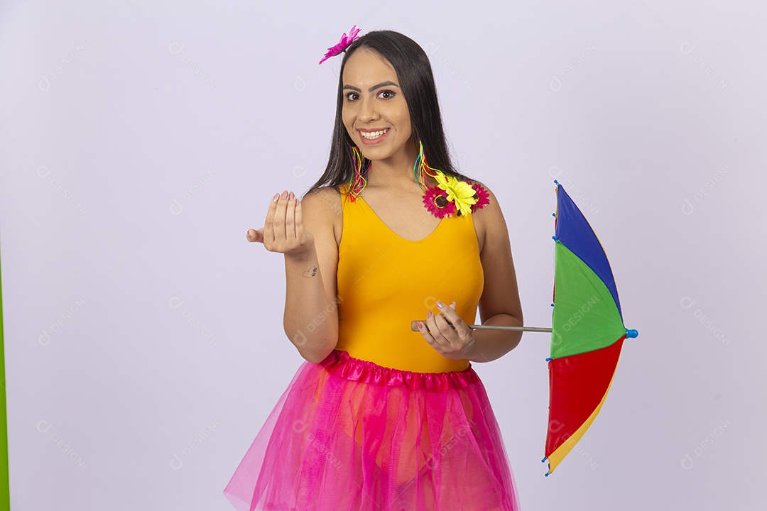 Linda mulher vestida com fantasia de carnaval estilo frevo.