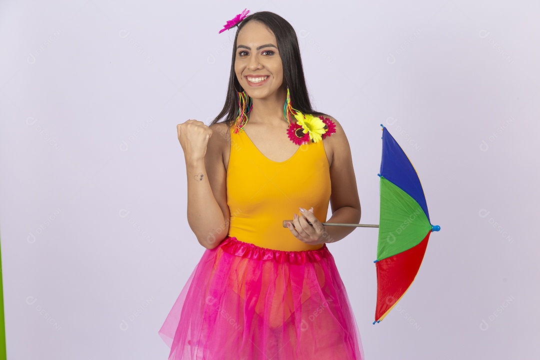 Linda mulher vestida com fantasia de carnaval estilo frevo.