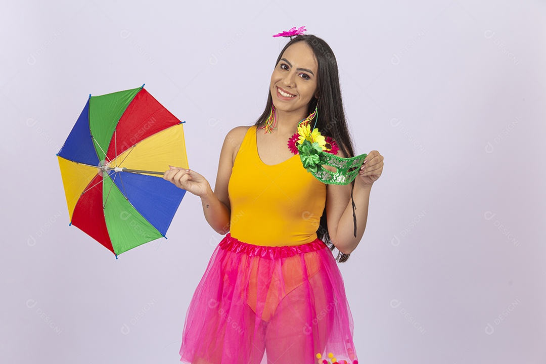Linda mulher vestida com fantasia de carnaval estilo frevo.