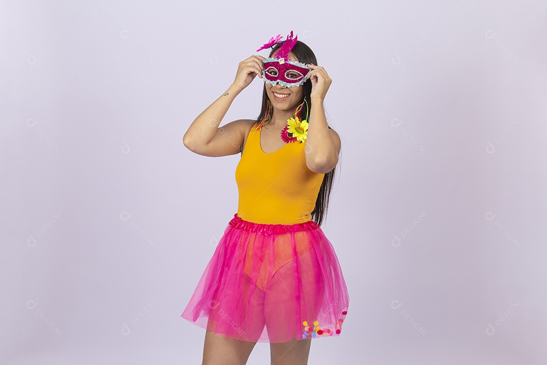 Linda mulher vestida com fantasia de carnaval.